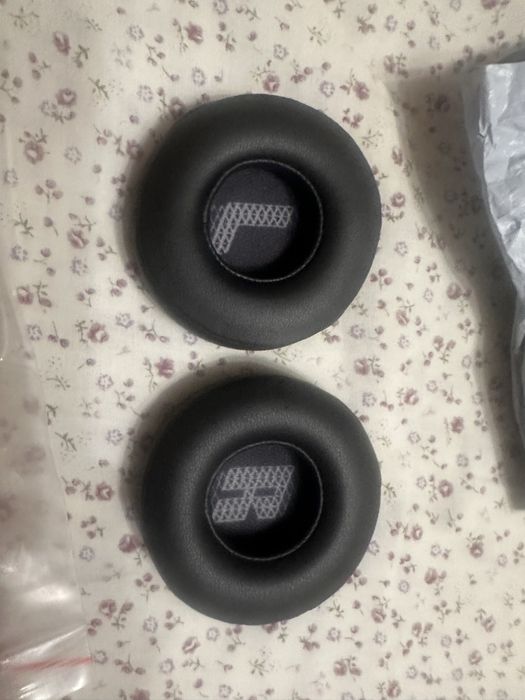 JBL Bluetooth слушалки