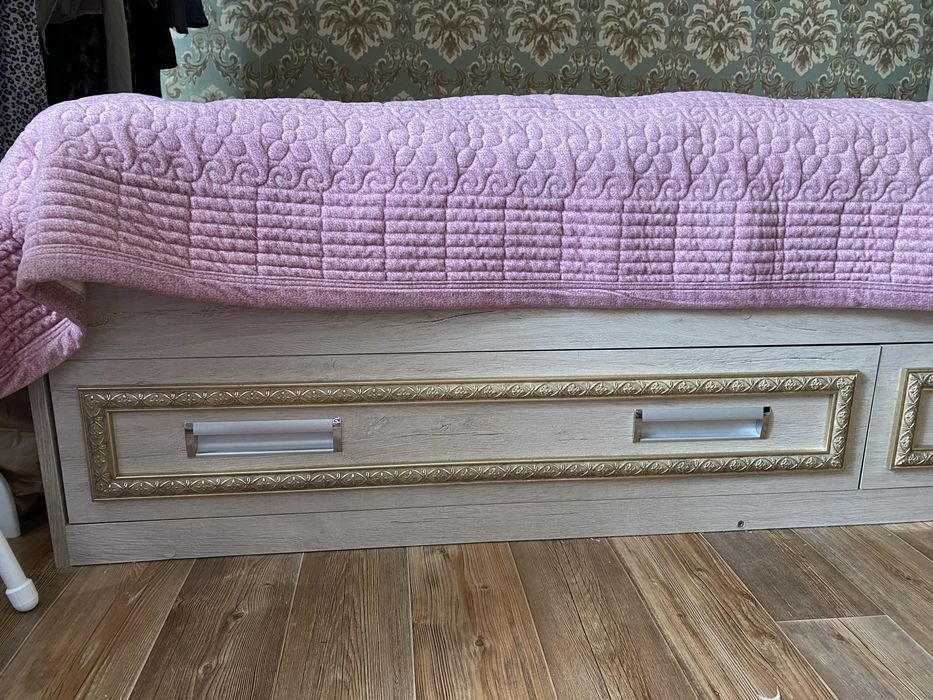 Кровать без матраса