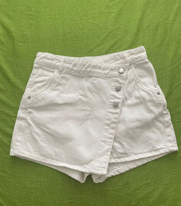 Бели дънкови къси гащи