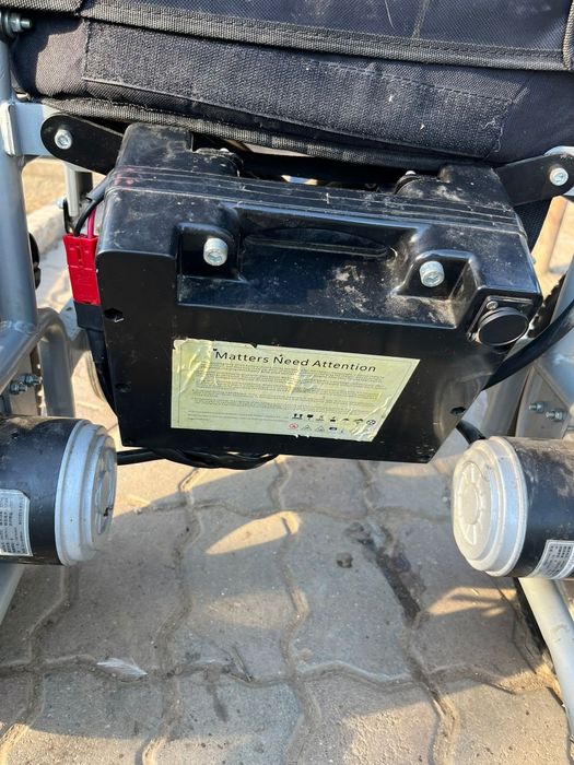 Cărucior persoane cu dizabilități aproape nou