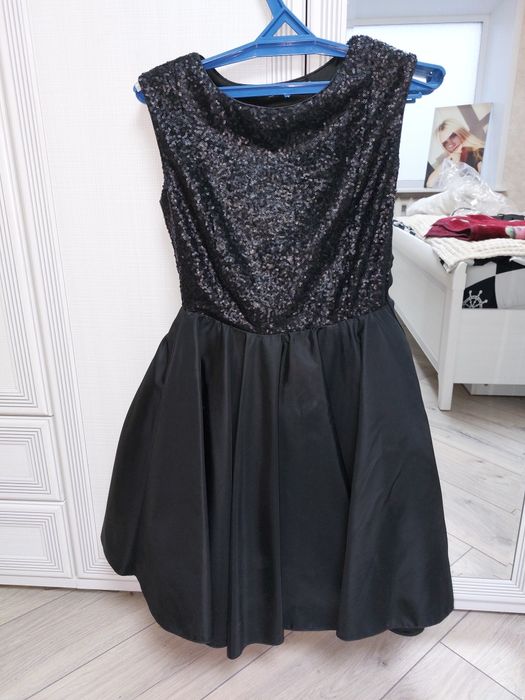 Продам нарядные платья на девушку