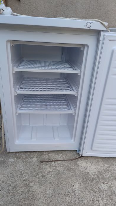 Vând congelator Heinner