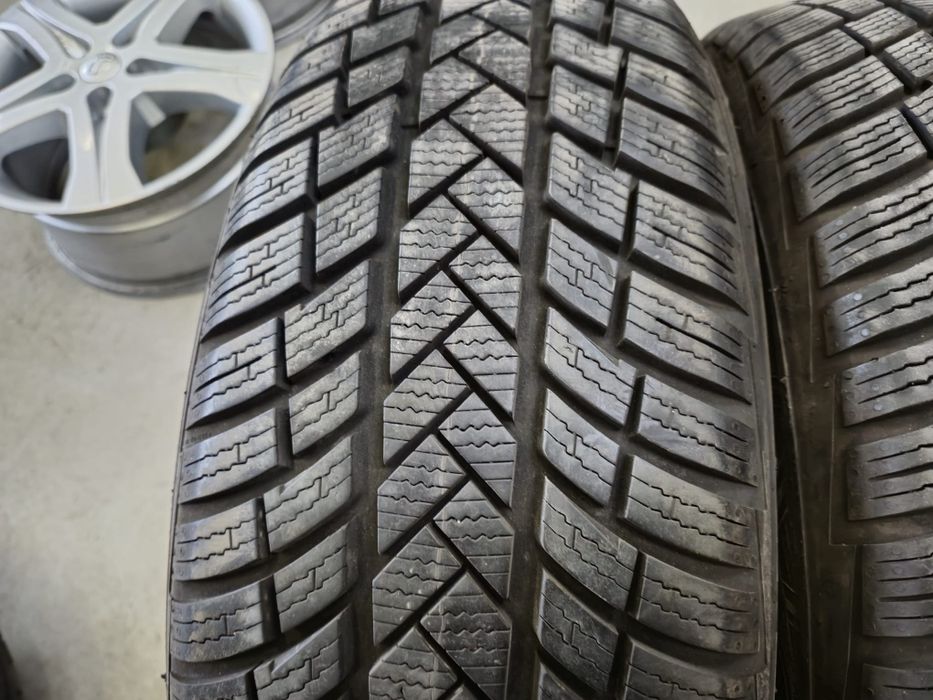 4 anvelope iarna Vredestein 215 65 17 ca și noi