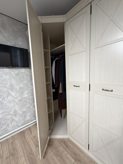 Угловой вместительный шкаф