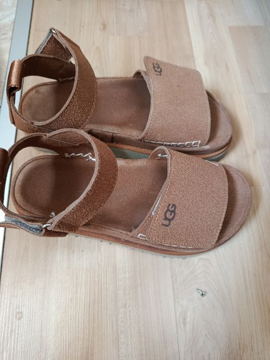 Продавам дамски сандали UGG 38 номер