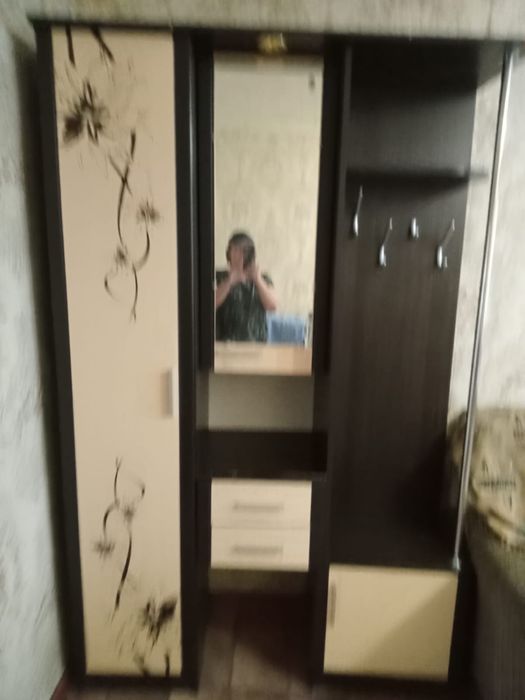 Продам прихожею с пуфиком