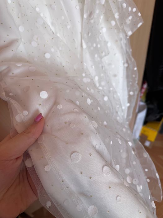 Бяла рокля Lucy , тюлена на точки , с цип на гърба и панделка на врата