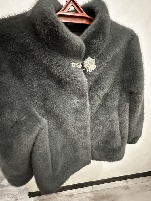 Продам эко шубку серого цвета