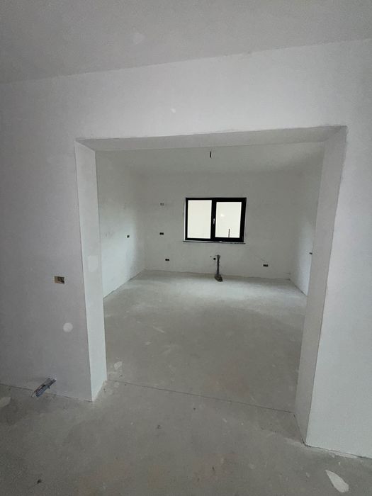 Casă cu etaj de vânzare