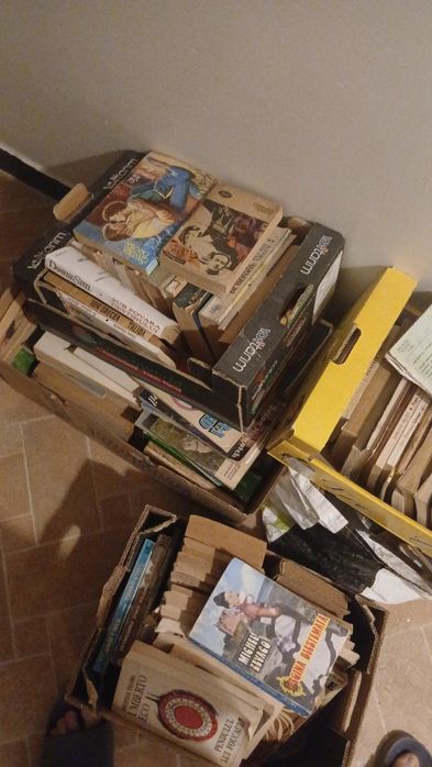 Vând cărţi - pret negociabil