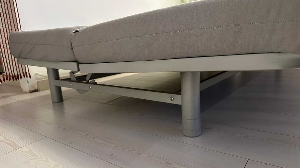 Canapea extensibila, pat, noptiere si electrocasnice mici