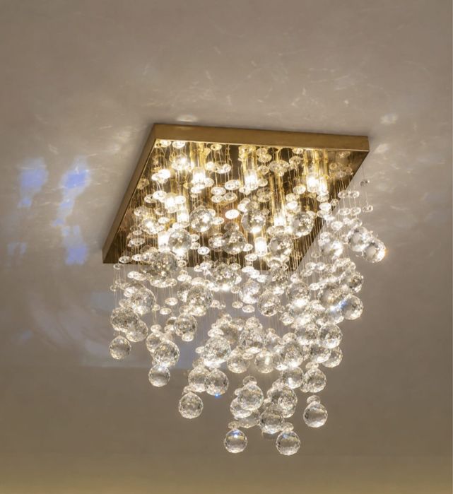 Plafonieră elegantă cu cristale - aspect modern și rafinat