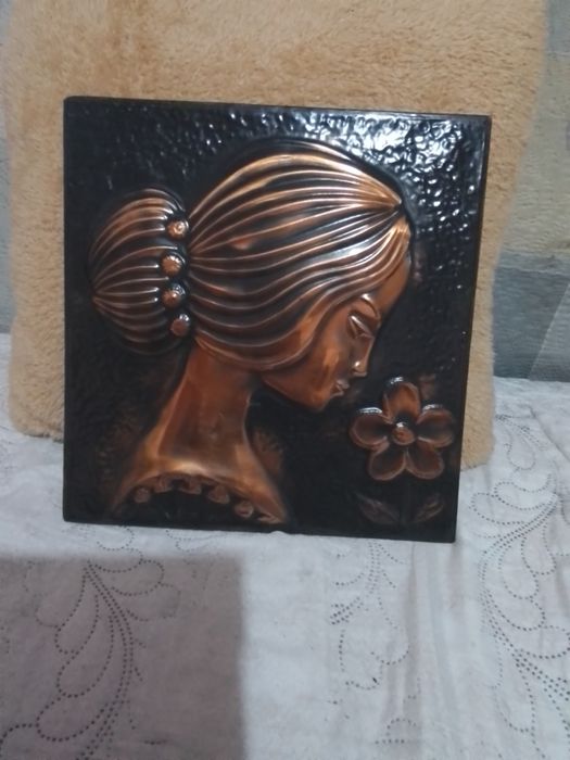 Картина сделана на жестянке.