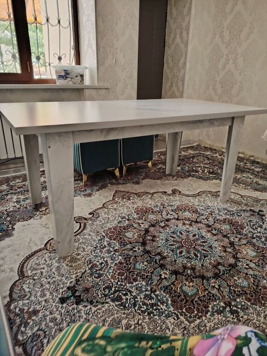 Стол, очень прочный