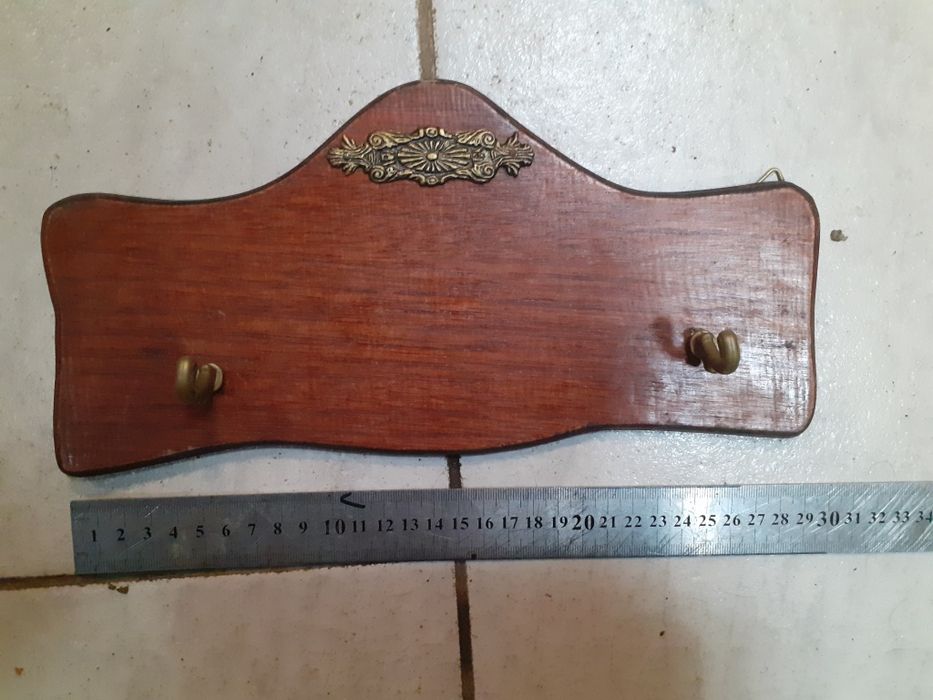 Дървена стойка за стена,за пистолет,нож,кама,кортик и др.