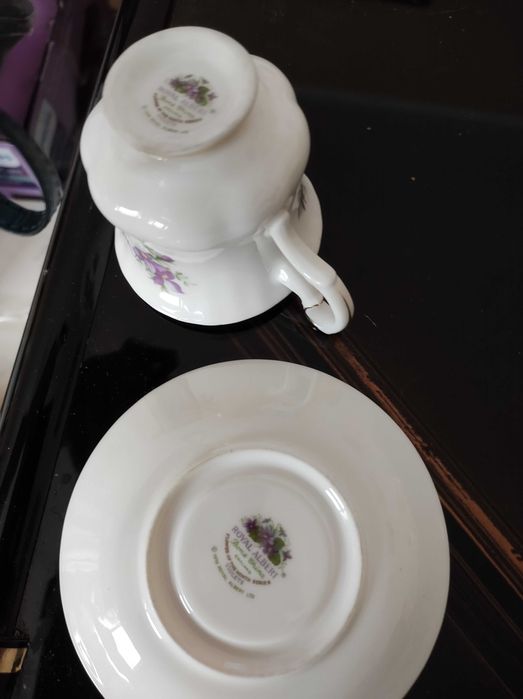 Роял Албърт "Февруари"комплект чаши костен порцелан