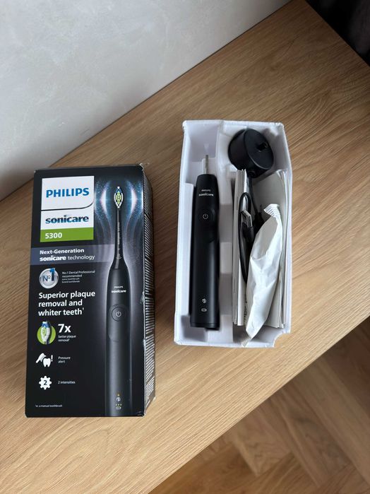 НОВО! Електрическа четка за зъби Philips Sonicare 5300 Черна
