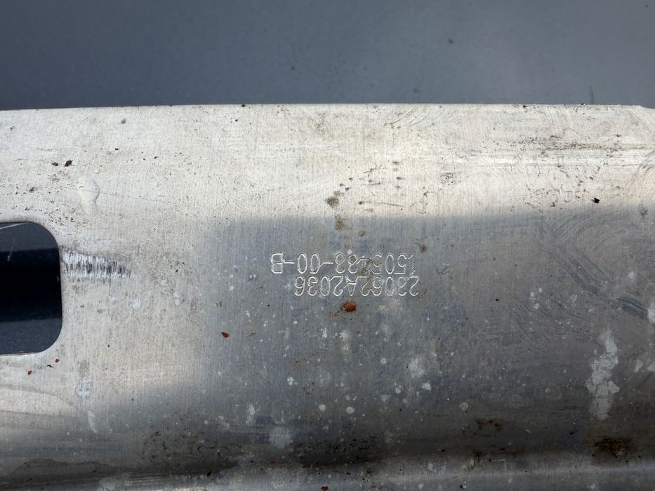 Греда под бронята Tesla Y