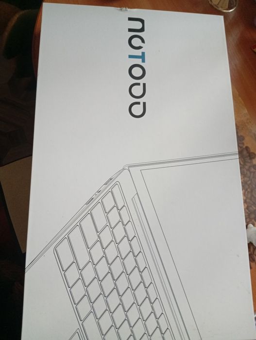 Vând laptop mov nou în cutie