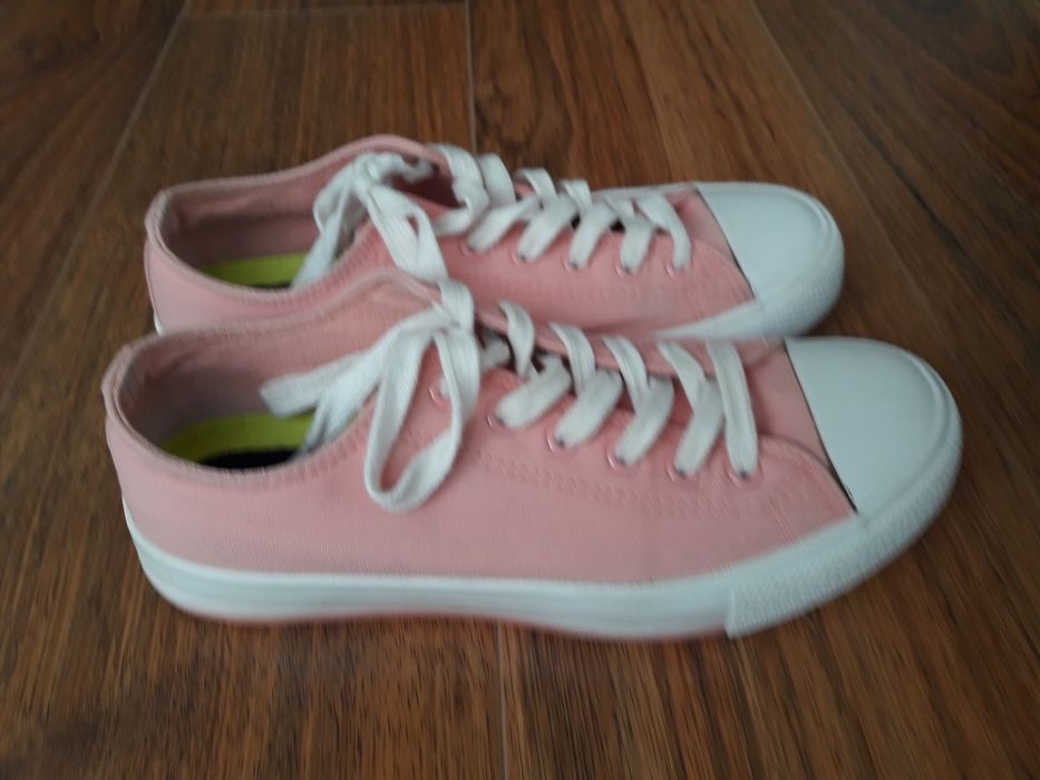 No 40 Цветни кецове