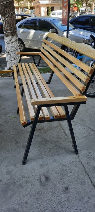 Скамейки и стол стуля