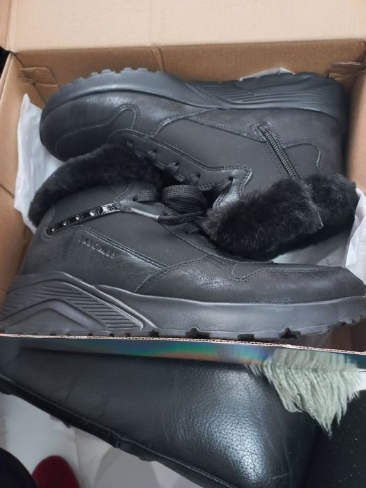 Продавам обувки на skechers
