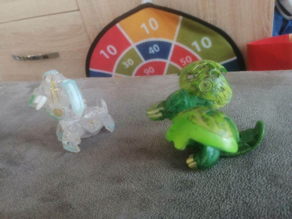 Бакуган Зелен Дракон и бял Дракон в кутия