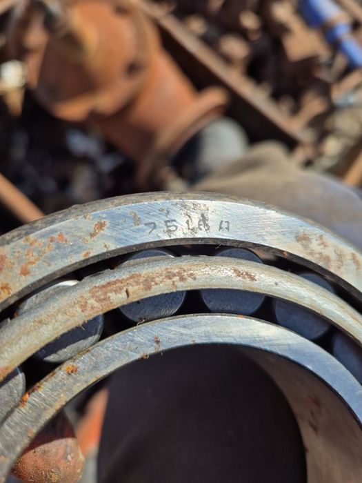 Индустриални лагери . Нови ,но от части са ръждясали отвън .