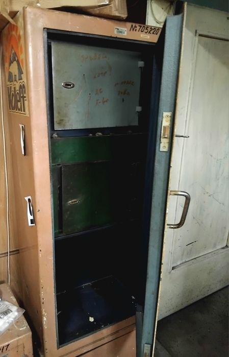 Метален сейф / шкаф – здрав, масивен
Продавам здрав метален сейф шкаф,