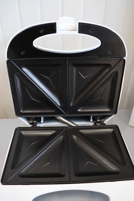 Clatronic Сандвич тостер грил с триъгълни сандвич панели, до 820W