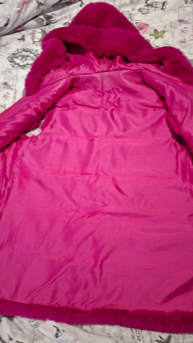 Продавам чисто нов дълъг елек с качулка