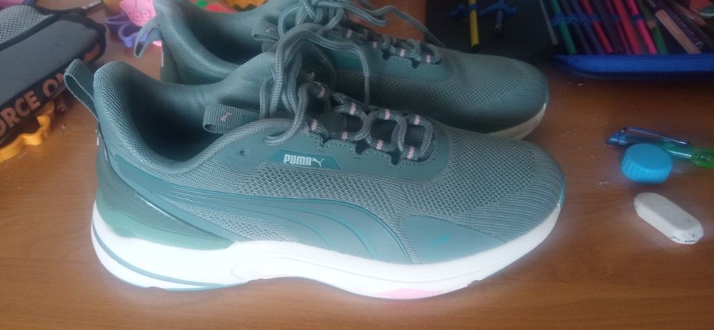 Продам женские кроссовки