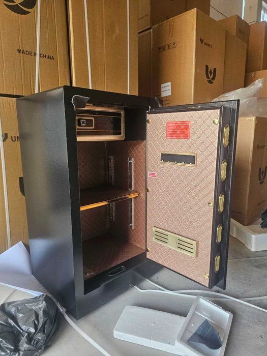 большой сейф для дома и офиса/ крепиться на стекну/ внутри настоящая