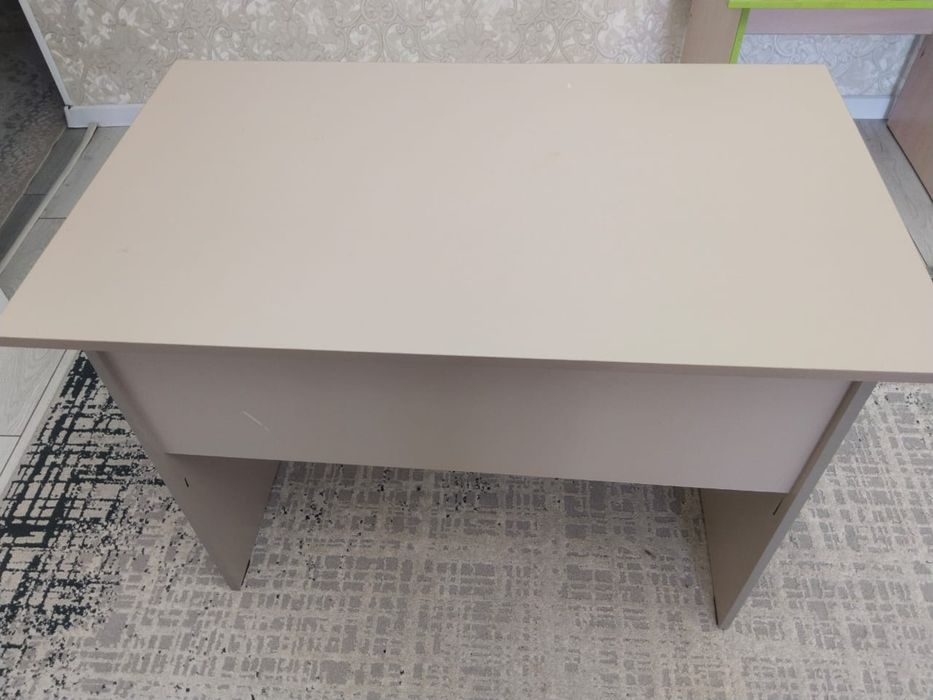 Письменный стол , прочный , удобный