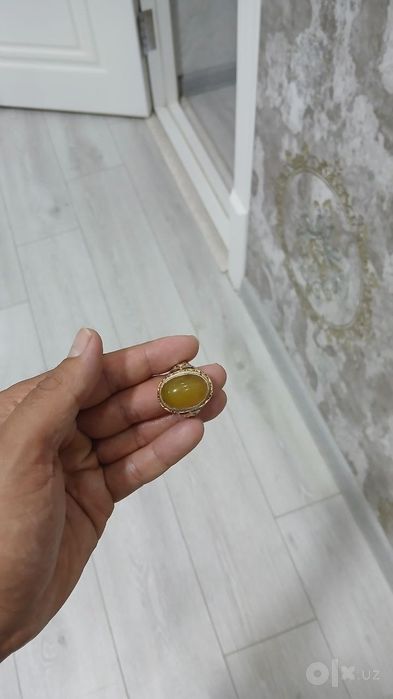 Uzuk sotiladi erondan kilgan haqiqiy toshli ko'zi