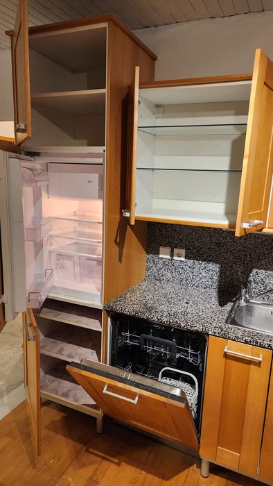 Mobilă bucătărie din lemn masiv cu electrocasnice Whirlpool