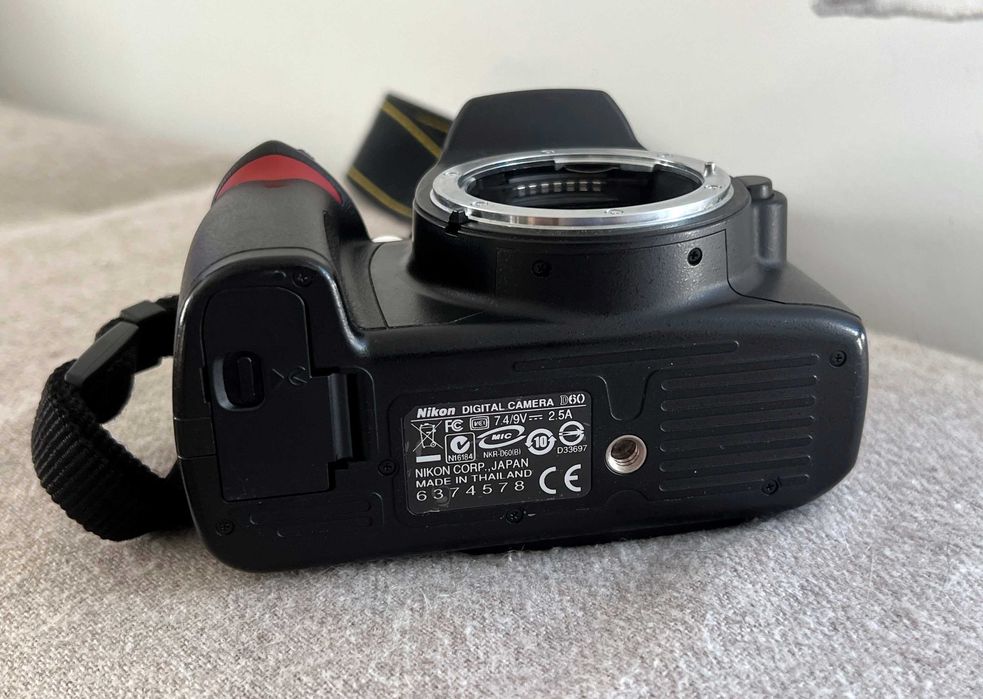Nikon D60 DSLR body, stare bună, fără baterie, curea inclusă