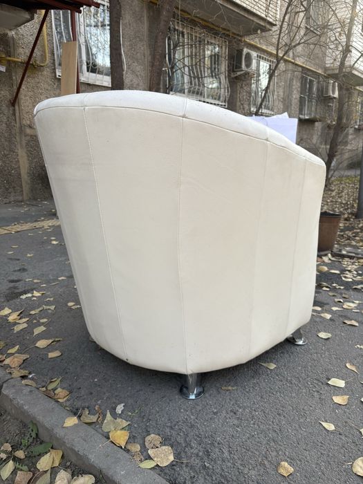 Белое кожаное кресло