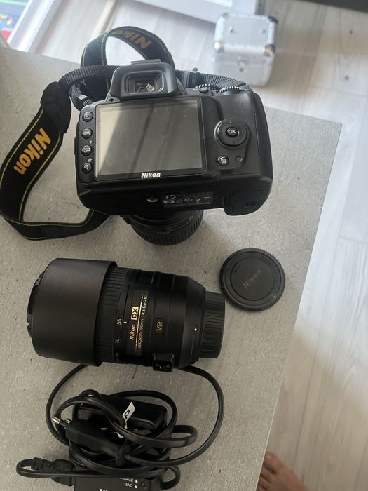 Vind cam foto Nikon folosita f putin,in stare f buna de functionare,fara urme de uzura