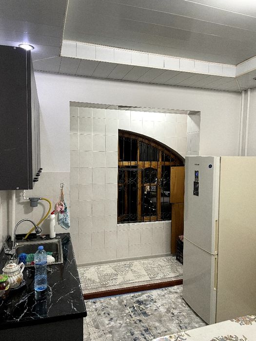 Себзорда  барча жихозлари билан . 2 xonali uy sotiladi yoki xovliga yo