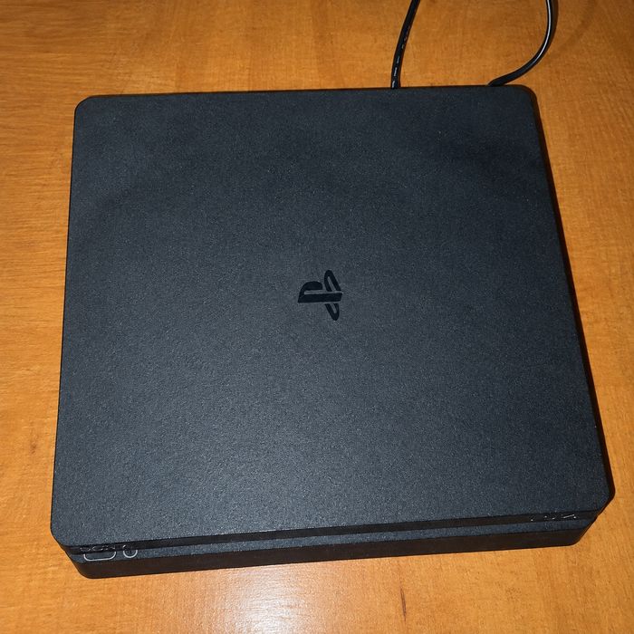 PS4 два джостика,потписка на год все игры