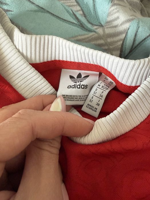Оригинален червен анцуг Adidas – комплект + тениска