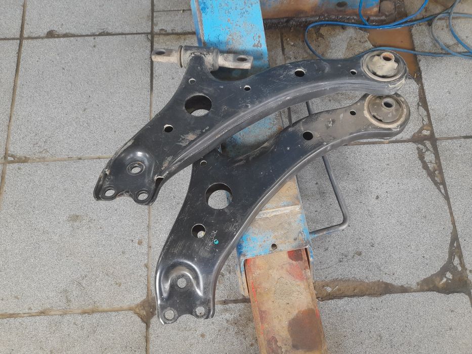 Продаётся  рычаги передние