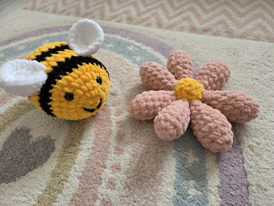 Ръчно плетени плюшени играчки – Пухкава Пчеличка и Цвете (Амигуруми)