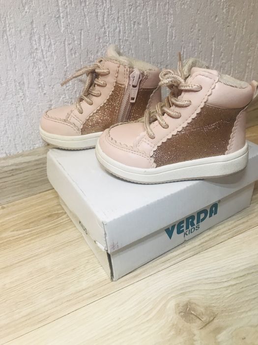 Зимни боти и домашни пантофи