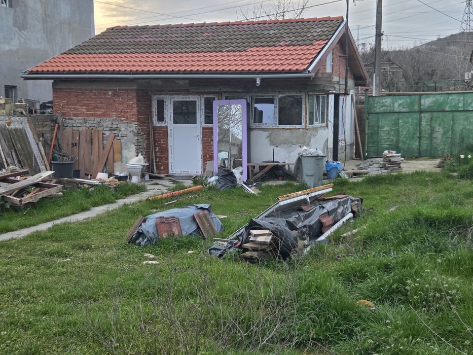 Нова постройка с парцел - кв.Акации