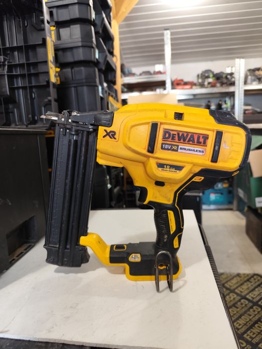 Акумулаторен пистолет за пирони игли Девалт DeWALT 18V комплект