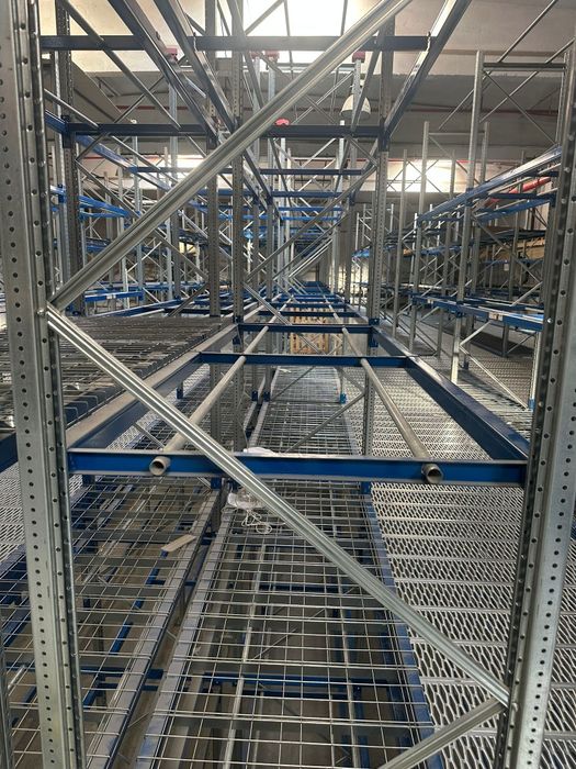 Vând platforma mezanin pe structură de raft la super preț