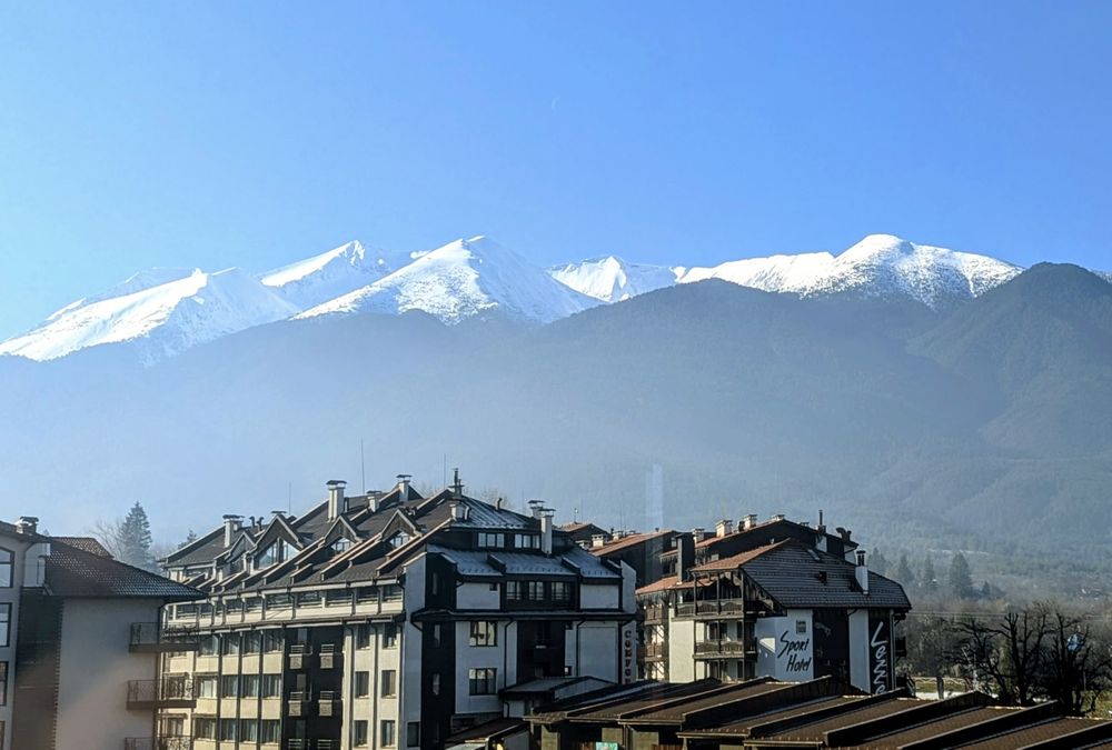 Просторен апартамент изглед към планината