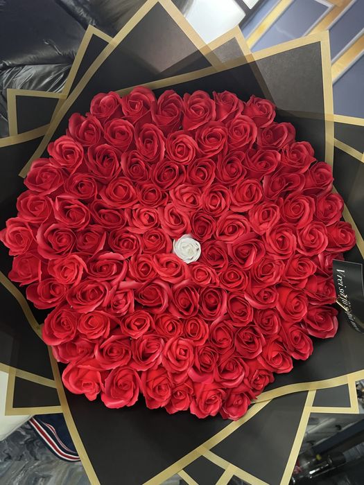 Buchet trandafiri sapun cu sclipici si biletel personalizat